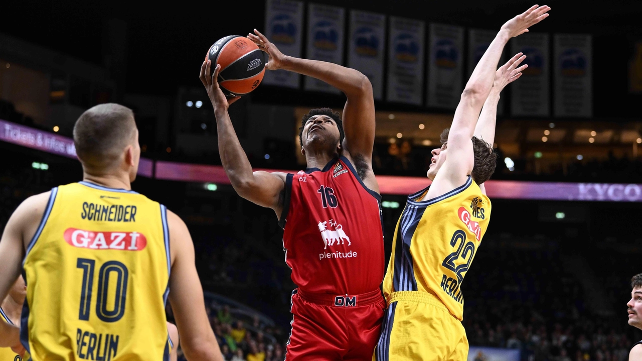 Zach Leday, ala dell’Olimpia Milano, lotta sotto canestro nella sfida di ieri sera in Eurolega a Berlino contro l’Alba Zach Leday, ala dell’Olimpia Milano, lotta sotto canestro nella sfida di ieri sera in Eurolega a Berlino contro l’Alba
