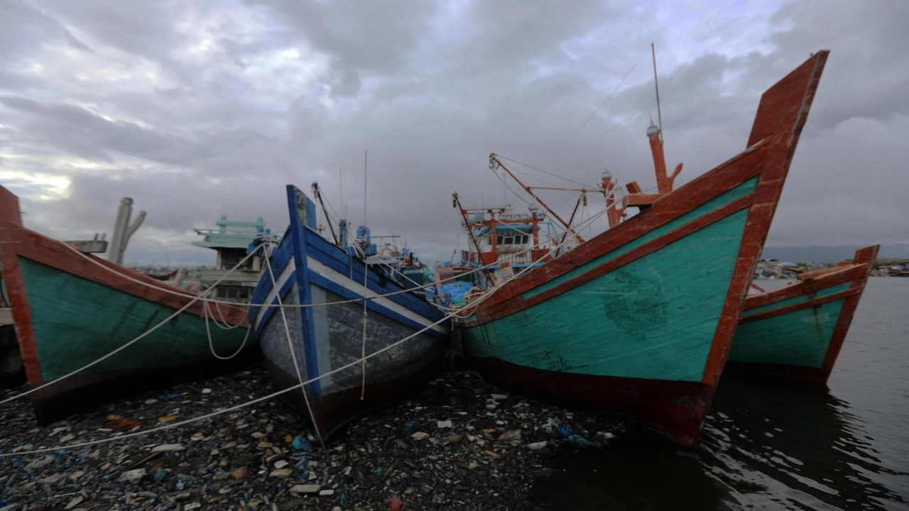 Aliseo porta onde pericolose, vietati la pesca e il diporto