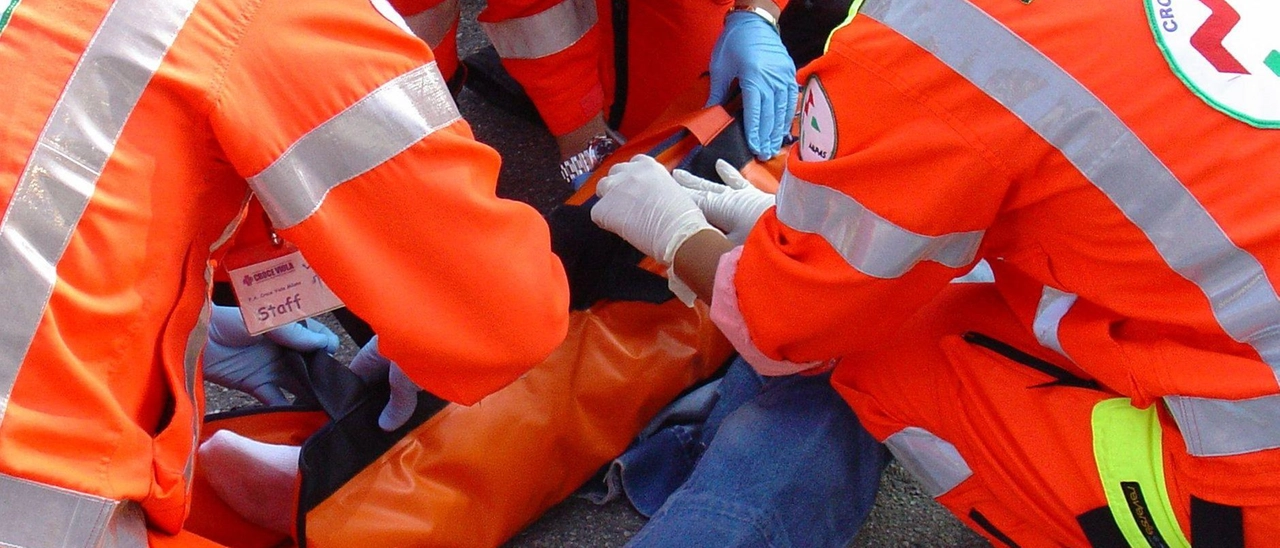 A 14 anni sul monopattino: schianto contro auto, è grave