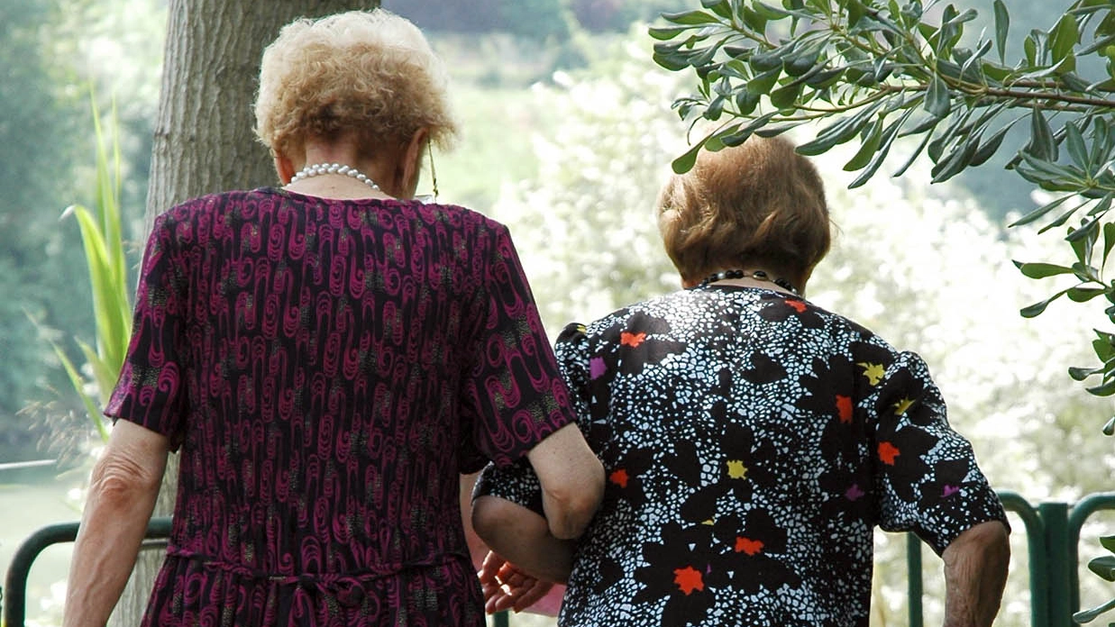 Loredana aveva 101 anni, Loesia 103. Erano originarie di Lecco. Hanno vissuto vicine per un secolo: riposeranno l’una accanto all’altra nel cimitero Monumentale