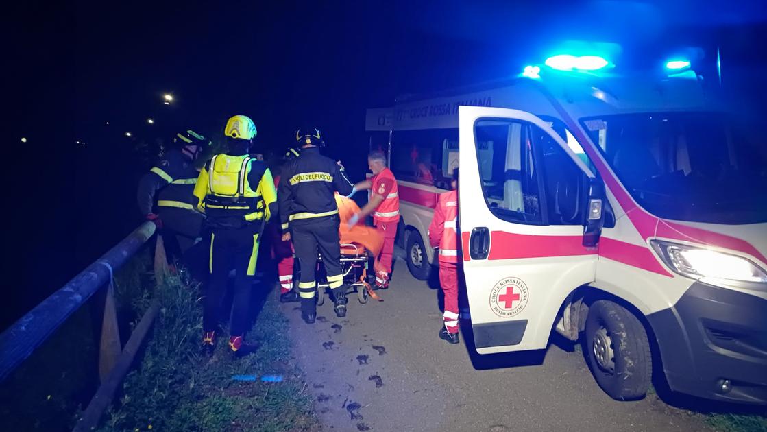 spaventoso frontale nella notte a figino serenza ferite quattro ragazze e un uomo una 232 molto grave