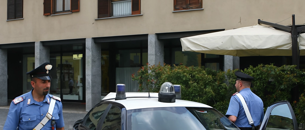 Traditi dalla targa rubata. Furti di abiti, borse e televisori. Padre e figlio in manette