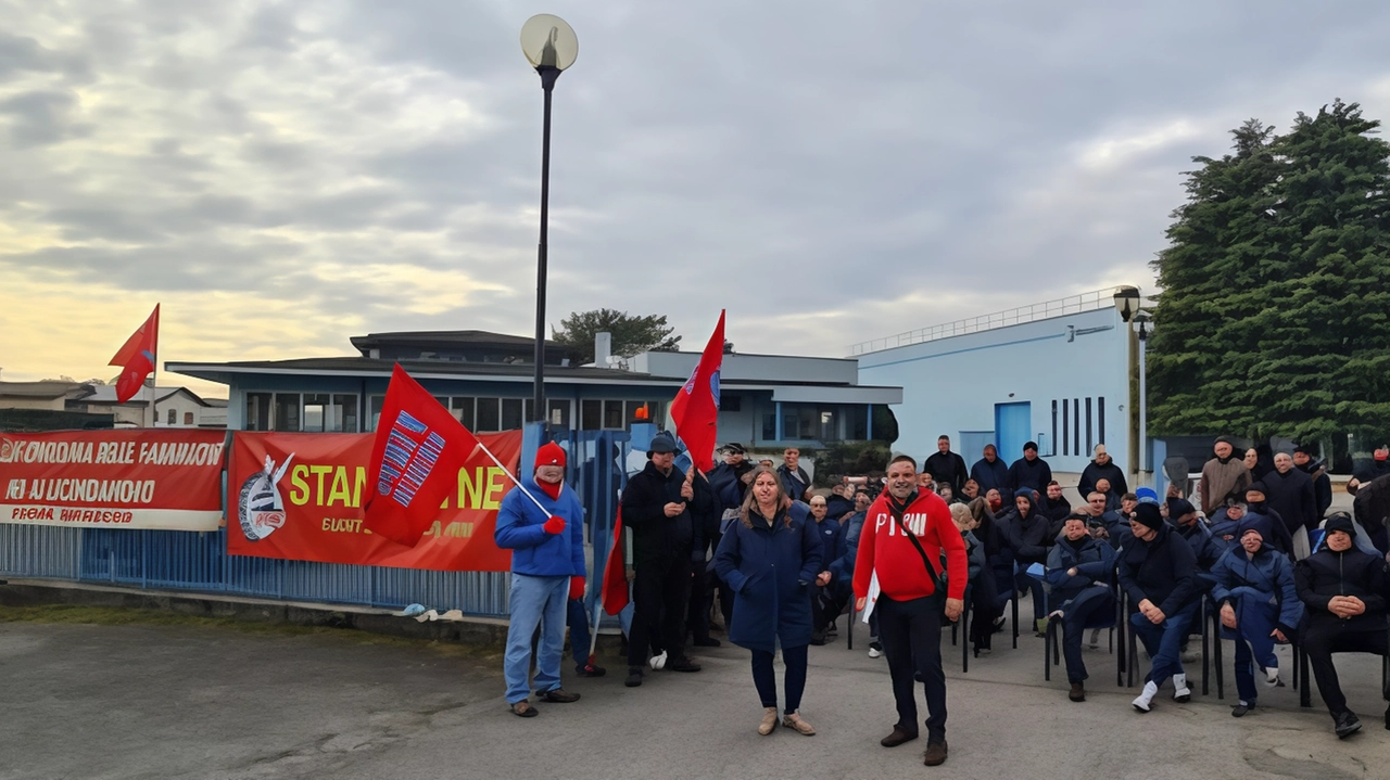 Il tempo stringe per i lavoratori della Stanadyne: a distanza di 92 giorni dall’inizio della vertenza dell’azienda di Castenedolo, malgrado... Il tempo stringe per i lavoratori della Stanadyne: a distanza di 92 giorni dall’inizio della vertenza dell’azienda di Castenedolo, malgrado...
