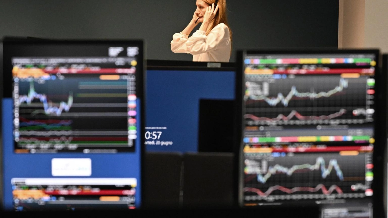 Il rendimento del decennale italiano scende al 3,44% Il rendimento del decennale italiano scende al 3,44%