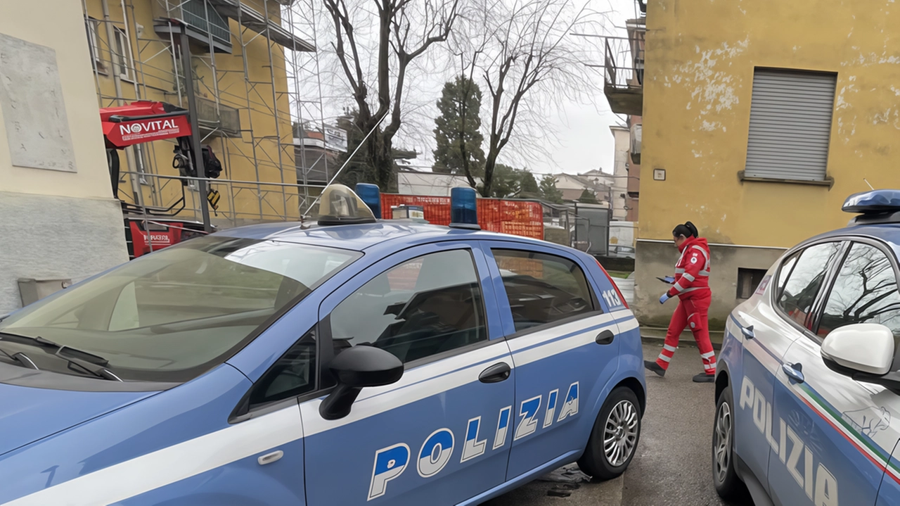 Macchine della polizia della Questura di Monza, vigili del fuoco e ambulanze Macchine della polizia della Questura di Monza, vigili del fuoco e ambulanze