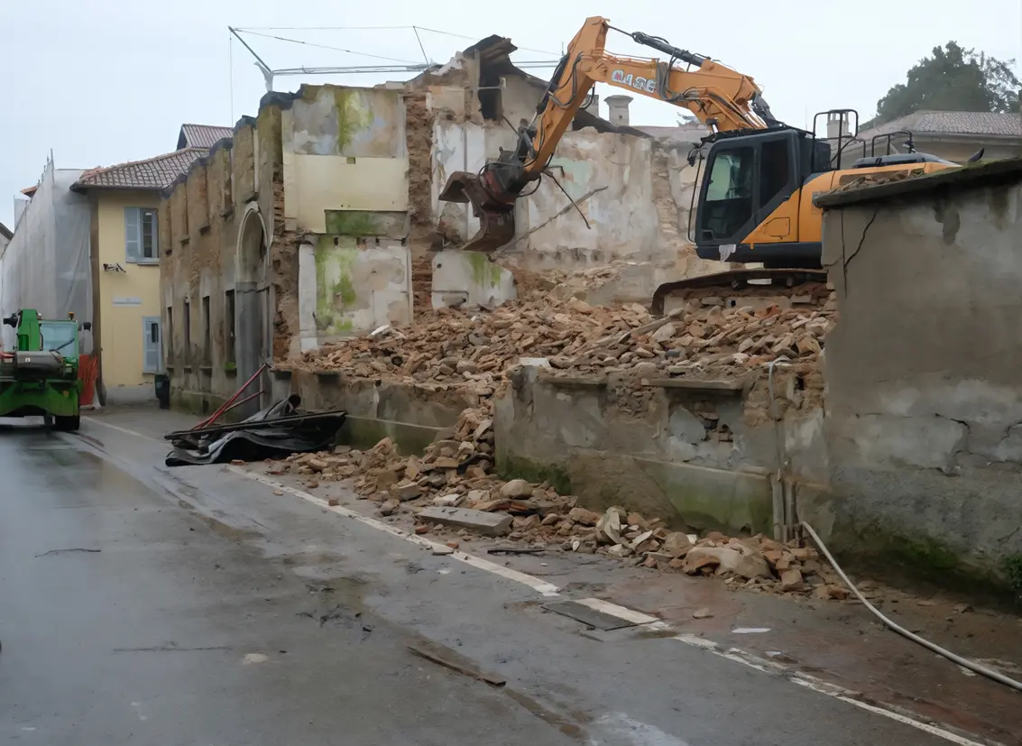Ruspe al vecchio ospedale. Il Comune inizia a demolirlo in attesa della vendita all’asta