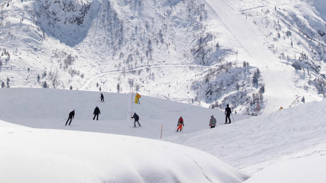 Una veduta della Pista Paradiso del comprensorio Ponte di Legno Tonale La neve caduta tra giovedì e venerdì sopra i 1600 metri ha imbiancato le montagne