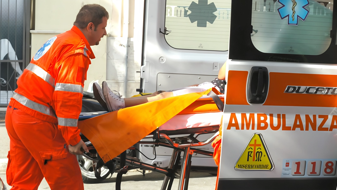 Un’ambulanza ha trasferito il ragazzino in Pronto soccorso (Foto d'archivio) Un’ambulanza ha trasferito il ragazzino in Pronto soccorso (Foto d'archivio)