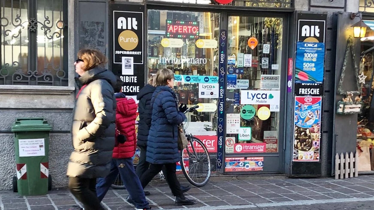 Il minimarket etnico di corso Vittorio Emanuele in cui lo sconosciuto ha fatto irruzione ieri verso le 9 Il minimarket etnico di corso Vittorio Emanuele in cui lo sconosciuto ha fatto irruzione ieri verso le 9