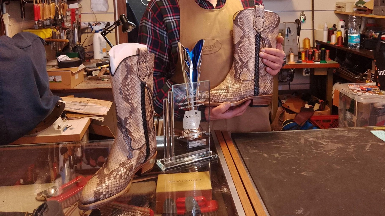 Ancora un riconoscimento prestigioso per Angelo Bocchieri, calzolaio dalle mani d’oro. Ha ottenuto il primo posto alla competizione europea,... Ancora un riconoscimento prestigioso per Angelo Bocchieri, calzolaio dalle mani d’oro. Ha ottenuto il primo posto alla competizione europea,...