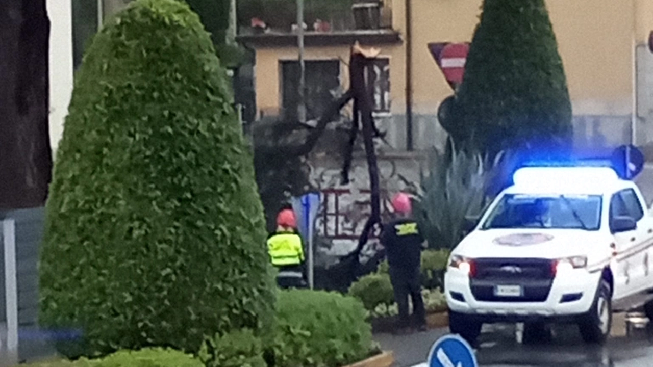 La Protezione Civile di Capriolo mette in sicurezza la zona dlele 5 Vie.