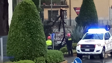 Violente grandinate in Valcamonica, a Darfo Boario un fulmine provoca l’incendio di un capammpme