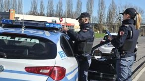 Gli agenti della Questura di Lodi impegnati in controlli sulle strade del territorio provinciale Gli agenti della Questura di Lodi impegnati in controlli sulle strade del territorio provinciale