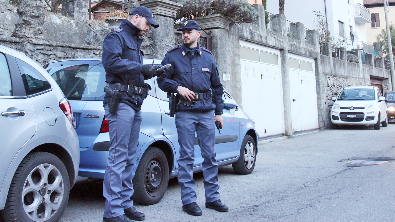 Una pattuglia della polizia di Como (Foto d'archivio) Una pattuglia della polizia di Como (Foto d'archivio)
