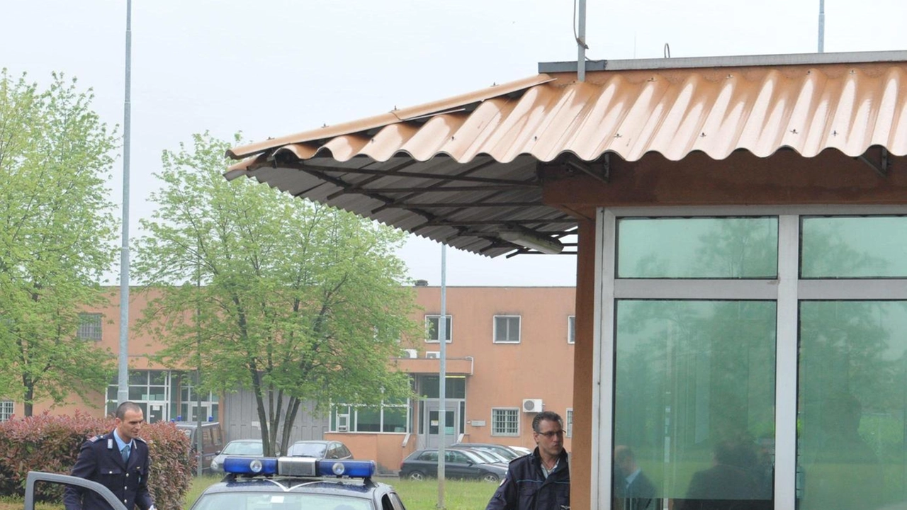 Trovati, nella casa circondariale di Pavia, due etti di hashish e tre telefonini durante una perquisizione straordinaria. Già, a metà... Trovati, nella casa circondariale di Pavia, due etti di hashish e tre telefonini durante una perquisizione straordinaria. Già, a metà...