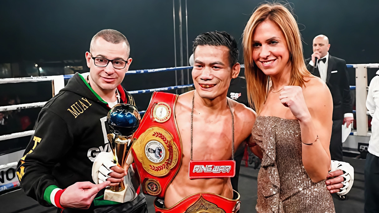 Dopo 20 anni Diego Calzolari saluta la Dem Gym Italy, diventata tempio della Muay Thai italiana. Il maestro, con medaglie nel mondiale, vola verso una nuova sfida: ad aprile aprirà un campo in Thailandia Dopo 20 anni Diego Calzolari saluta la Dem Gym Italy, diventata tempio della Muay Thai italiana. Il maestro, con medaglie nel mondiale, vola verso una nuova sfida: ad aprile aprirà un campo in Thailandia