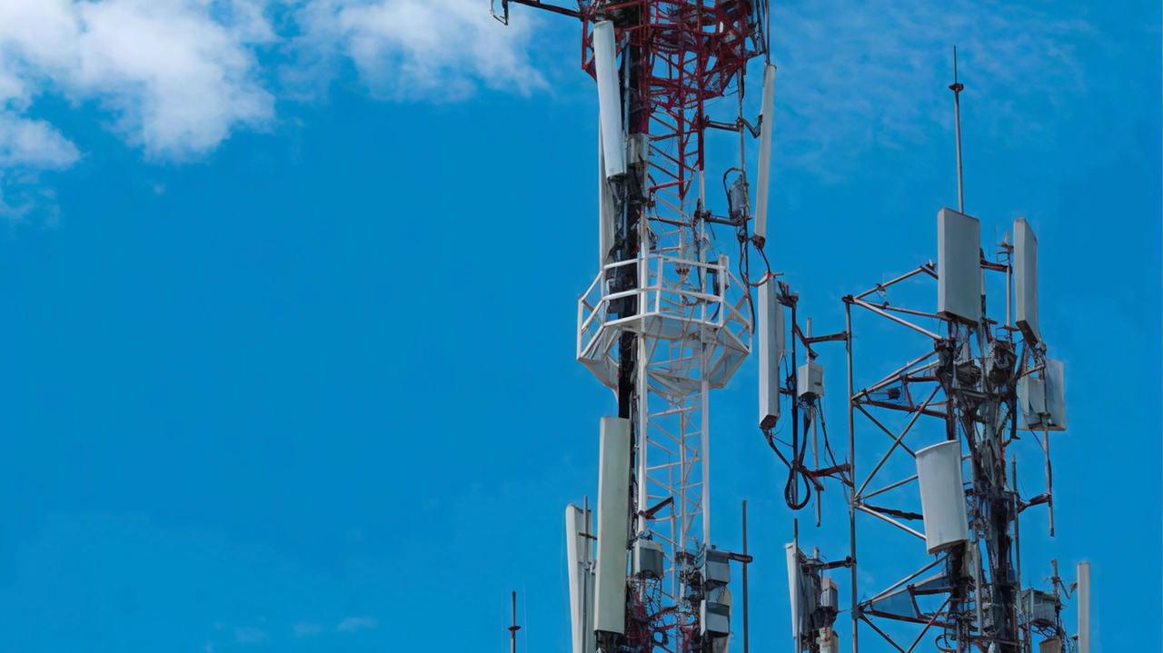 Si sono subito mobilitati i residenti del quartiere Sant’Edoardo contro l’installazione di una torre 5G sul tetto di un condominio... Si sono subito mobilitati i residenti del quartiere Sant’Edoardo contro l’installazione di una torre 5G sul tetto di un condominio...