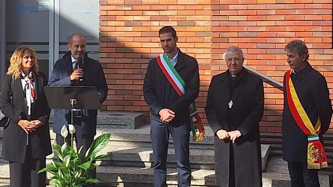 A Lodi è stata inaugurata una fontana intitolata a Oscar Ciriani, figura storica della Lega. Presenti autorità e politici in un momento di unità e ricordo per il defunto presidente di Astem. A Lodi è stata inaugurata una fontana intitolata a Oscar Ciriani, figura storica della Lega. Presenti autorità e politici in un momento di unità e ricordo per il defunto presidente di Astem.