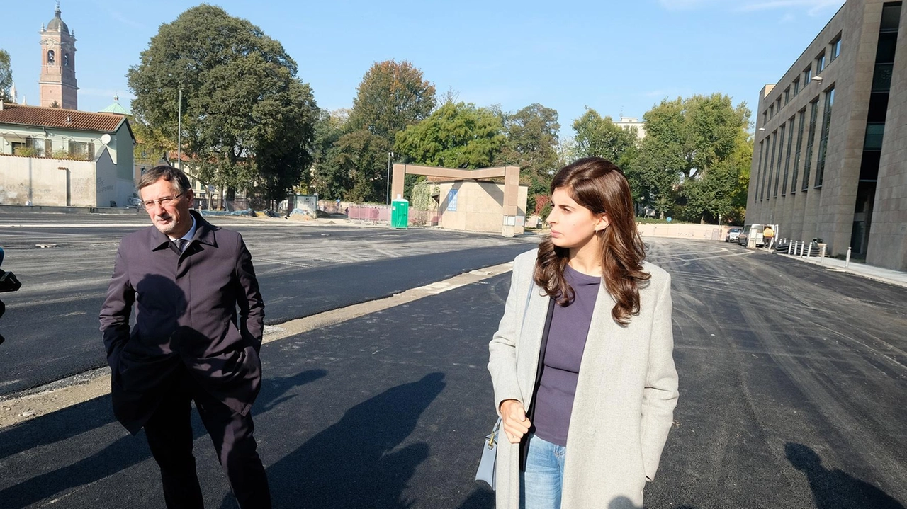 Il sindaco Paolo Pilotto accompagnato da alcuni assessori e tecnici del Comune ha illustrato in piazza lo stato dei lavori Il sindaco Paolo Pilotto accompagnato da alcuni assessori e tecnici del Comune ha illustrato in piazza lo stato dei lavori