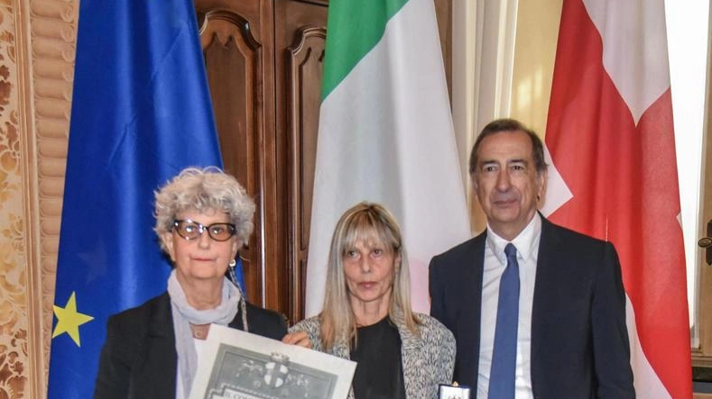 Claudia e Silvia Pinelli con il sindaco Giuseppe Sala ieri mattina a Palazzo Marino Claudia e Silvia Pinelli con il sindaco Giuseppe Sala ieri mattina a Palazzo Marino
