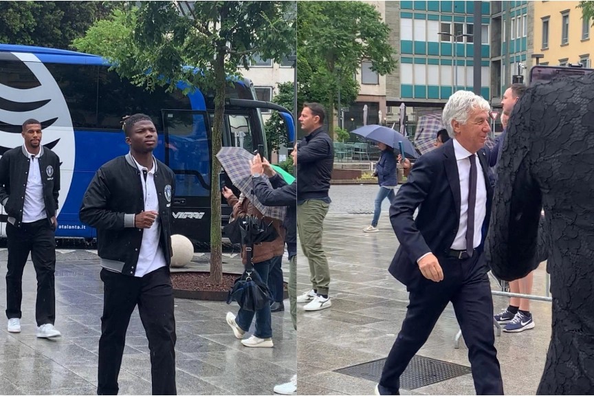 L'arrivo di Gasperini e del pullman con i giocatori dell'Atalanta in Comune a Bergamo