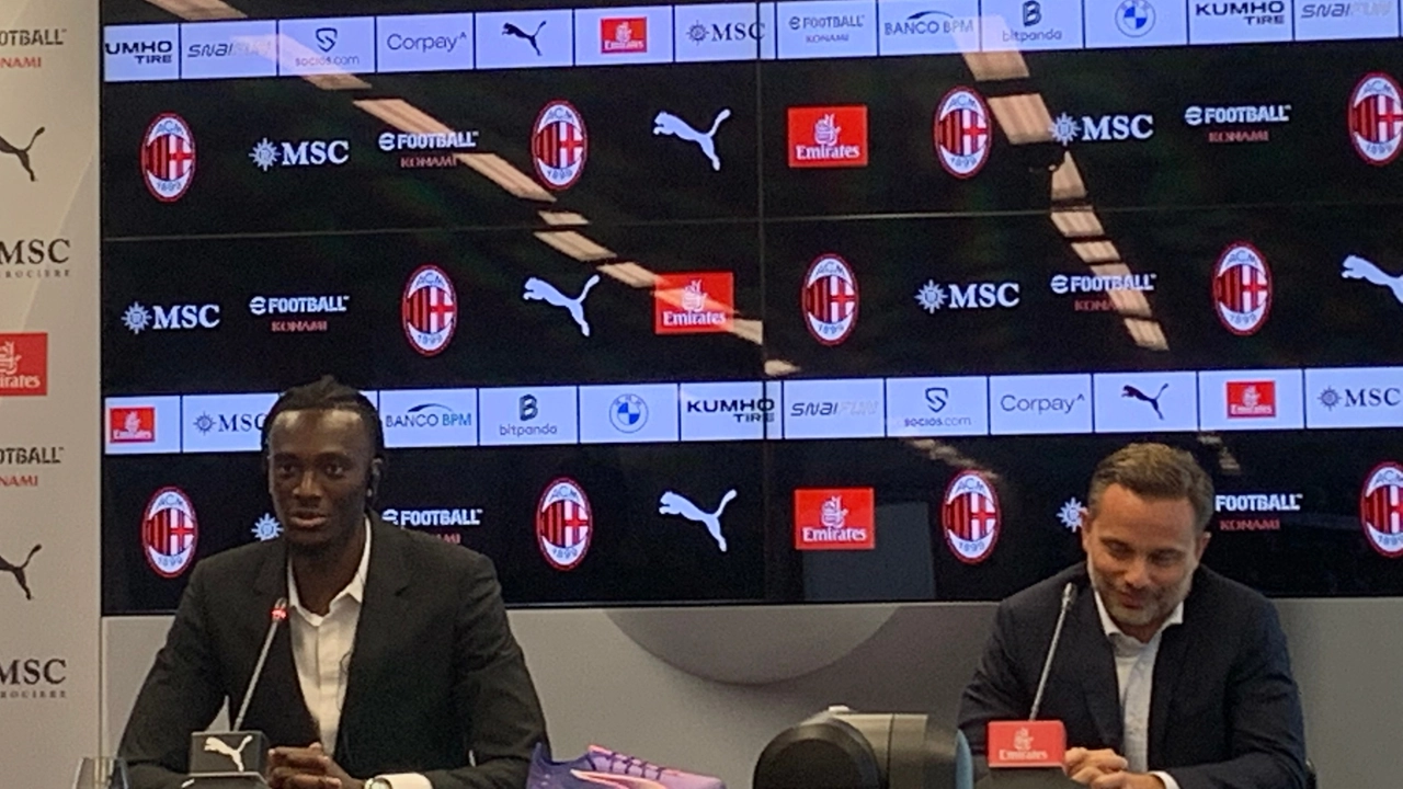 La presentazione di Tammy Abraham con l'ad Furlani La presentazione di Tammy Abraham con l'ad Furlani