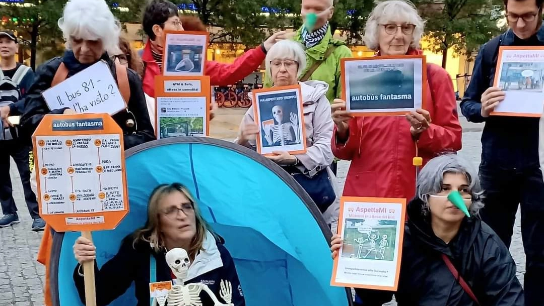 La protesta contro i disservizi Atm andata in scena in piazza della Scala, al centro con in mano la palina arancione di Atm Adriana Berra La protesta contro i disservizi Atm andata in scena in piazza della Scala, al centro con in mano la palina arancione di Atm Adriana Berra