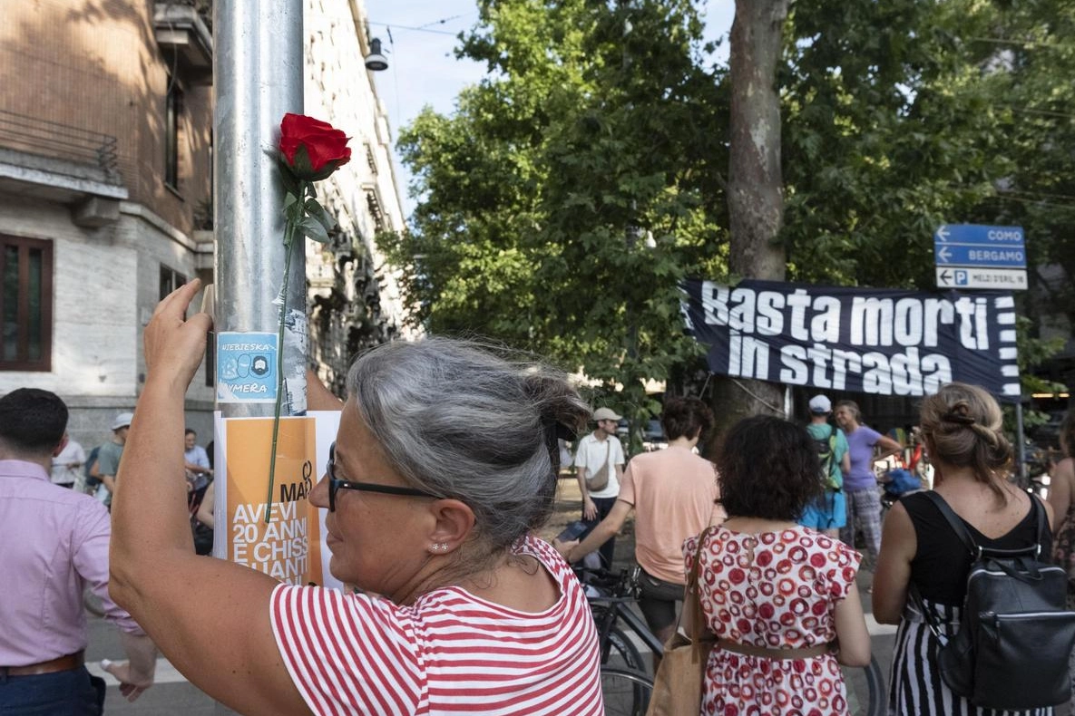Fiori e candele per Marco Cutrona: "Basta morti sulle nostre strade". Nel 2025 una vittima al mese