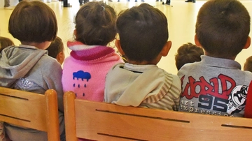 Maestra del nido arrestata per maltrattamenti: “Bimbi di un anno ingozzati fino a farli vomitare”