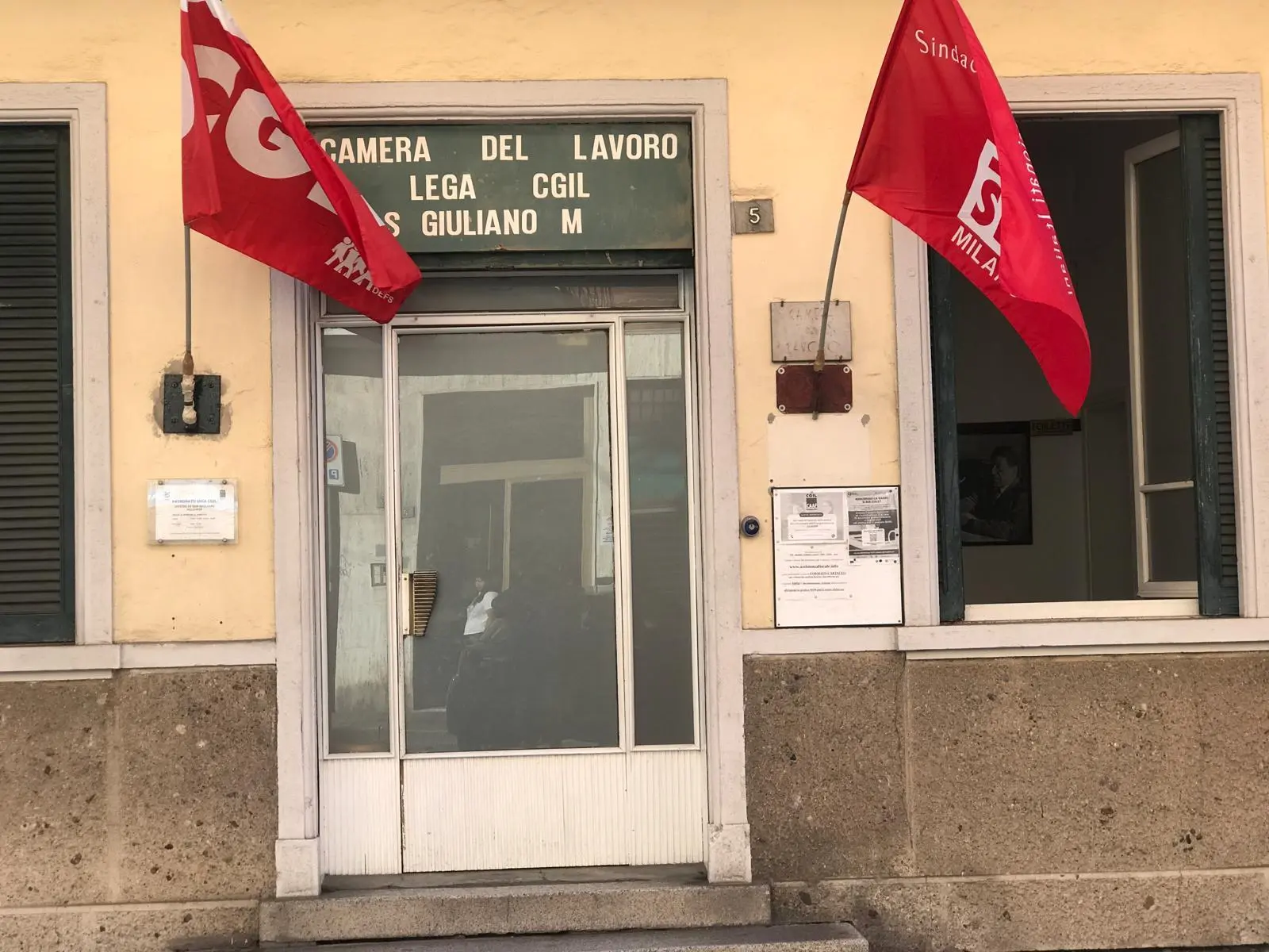 Vandali contro la Cgil: "Atto grave"