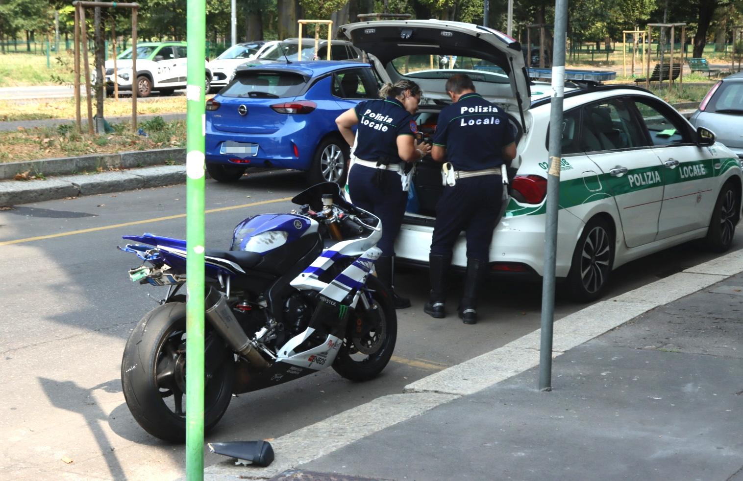 Milano, 15enne violentata da un uomo di 30 anni: l’invito in discoteca e gli alcolici bevuti al bar, poi in auto scatta l’aggressione Milano, 15enne violentata da un uomo di 30 anni: l’invito in discoteca e gli alcolici bevuti al bar, poi in auto scatta l’aggressione