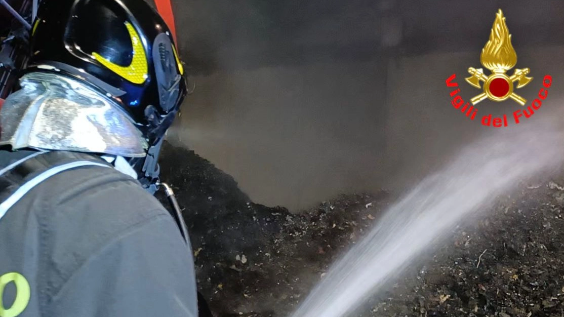 I vigili del fuoco al lavoro sul cumulo di rifiuti