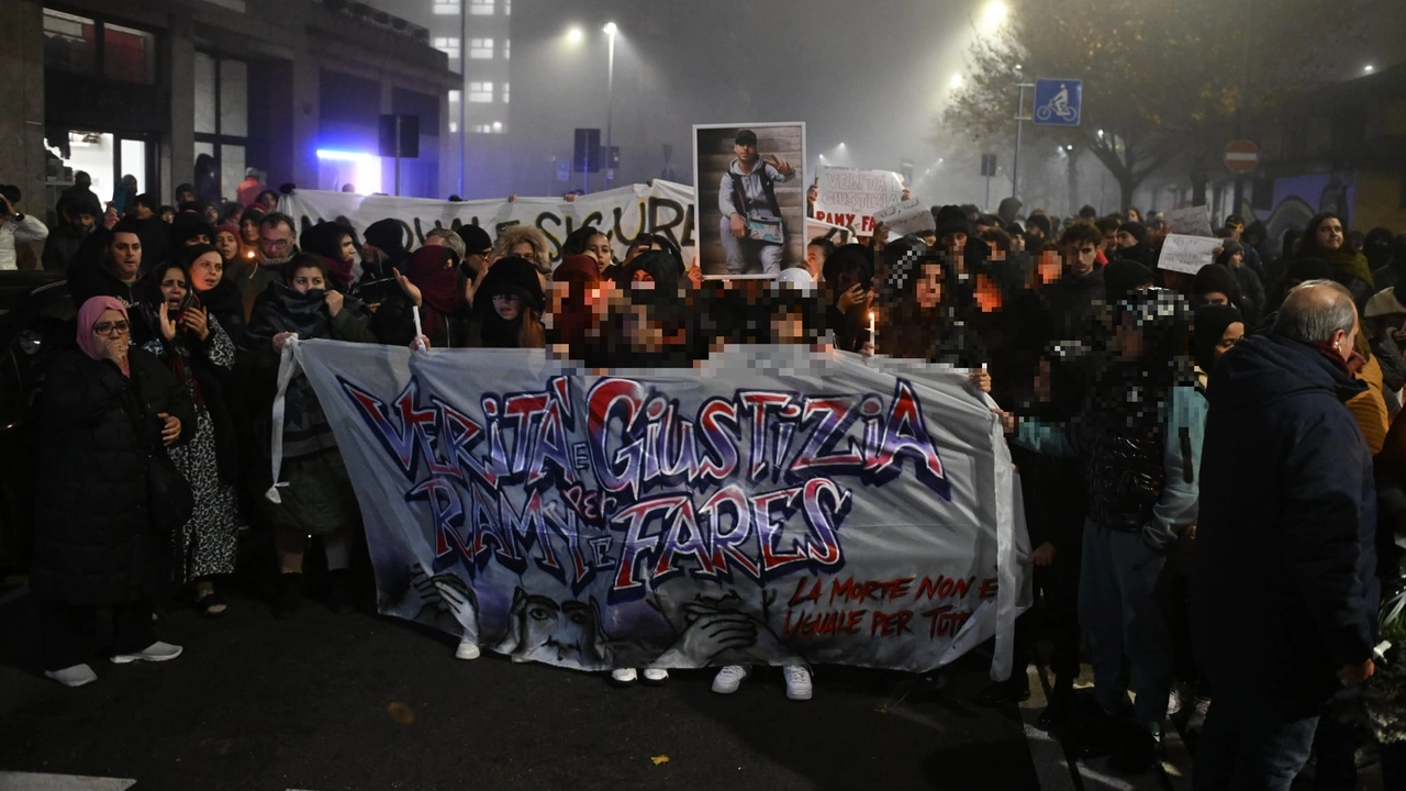 Fiaccolata dedicata a Ramy Elgaml nel quartiere Corvetto di Milano