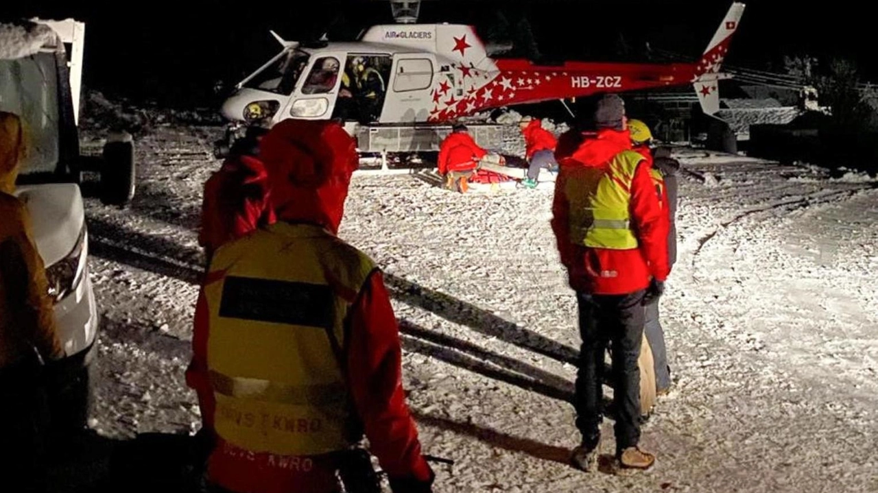 iovedì scorso nei Grigioni uno scialpinista si è imbattuto in uno sci in un tratto dove c’era stata una valanga e ha allertato i soccorsi: sono intervenuti gli uomini della Rega iovedì scorso nei Grigioni uno scialpinista si è imbattuto in uno sci in un tratto dove c’era stata una valanga e ha allertato i soccorsi: sono intervenuti gli uomini della Rega