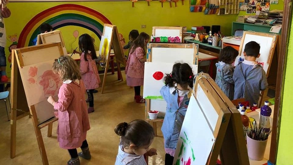 Bambini in una scuola materna (Archivio) Bambini in una scuola materna (Archivio)