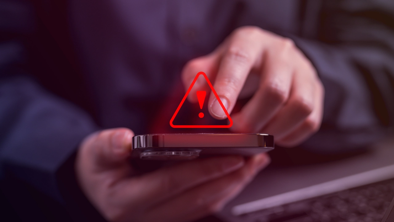 Una persona con un cellulare in mano