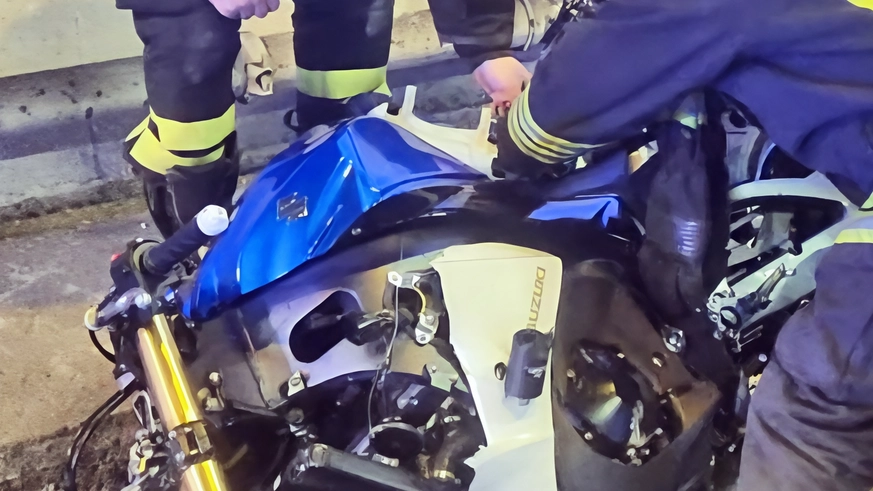 La Suzuki del brianzolo dopo il violento impatto in galleria nel Comasco La Suzuki del brianzolo dopo il violento impatto in galleria nel Comasco