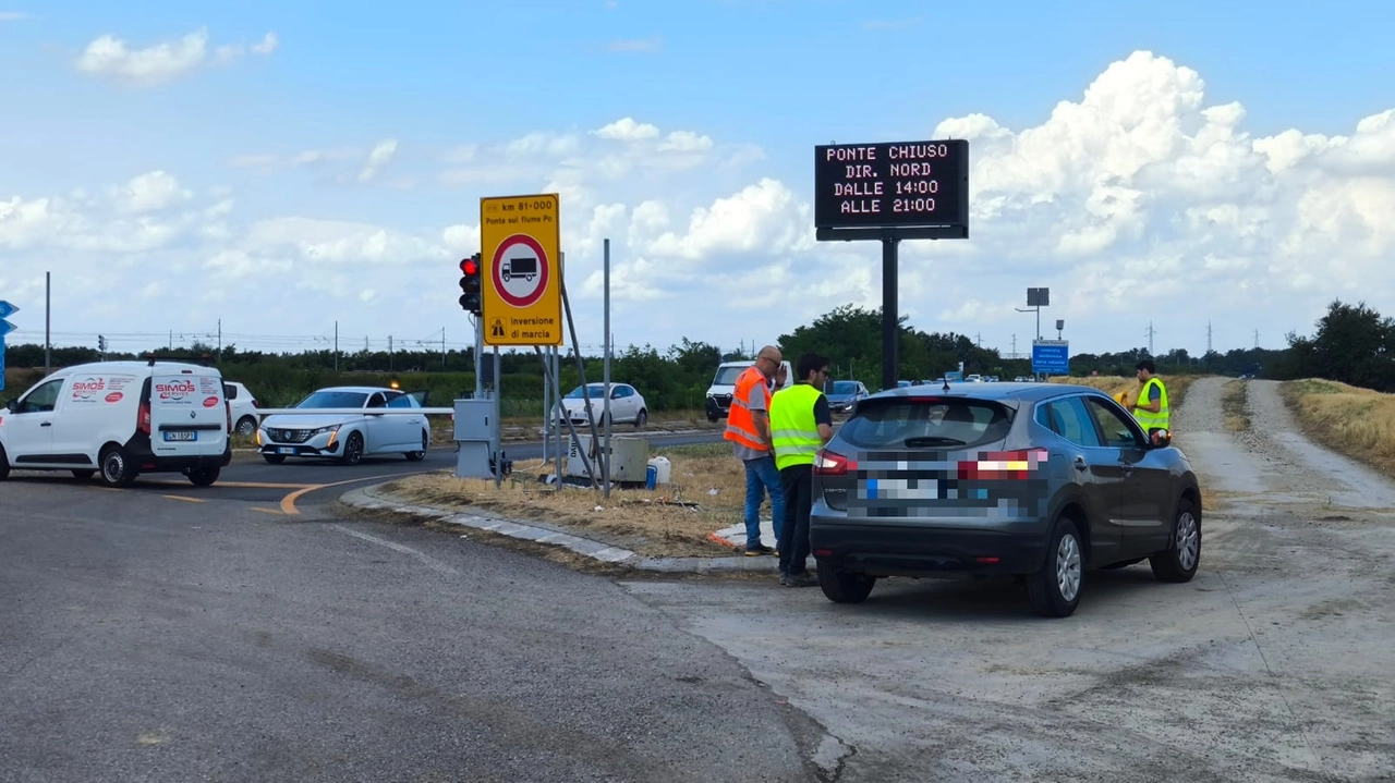 Il ponte sul Po bloccato al traffico per lavori, a senso unico alternato Il ponte sul Po bloccato al traffico per lavori, a senso unico alternato