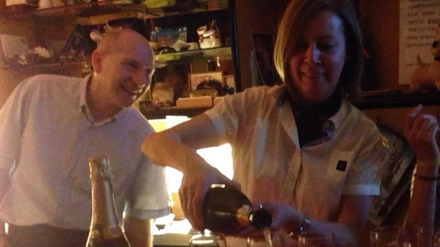 Daniela Bonazzoli col marito Enzo dietro al bancone del bar Il Portico Daniela Bonazzoli col marito Enzo dietro al bancone del bar Il Portico