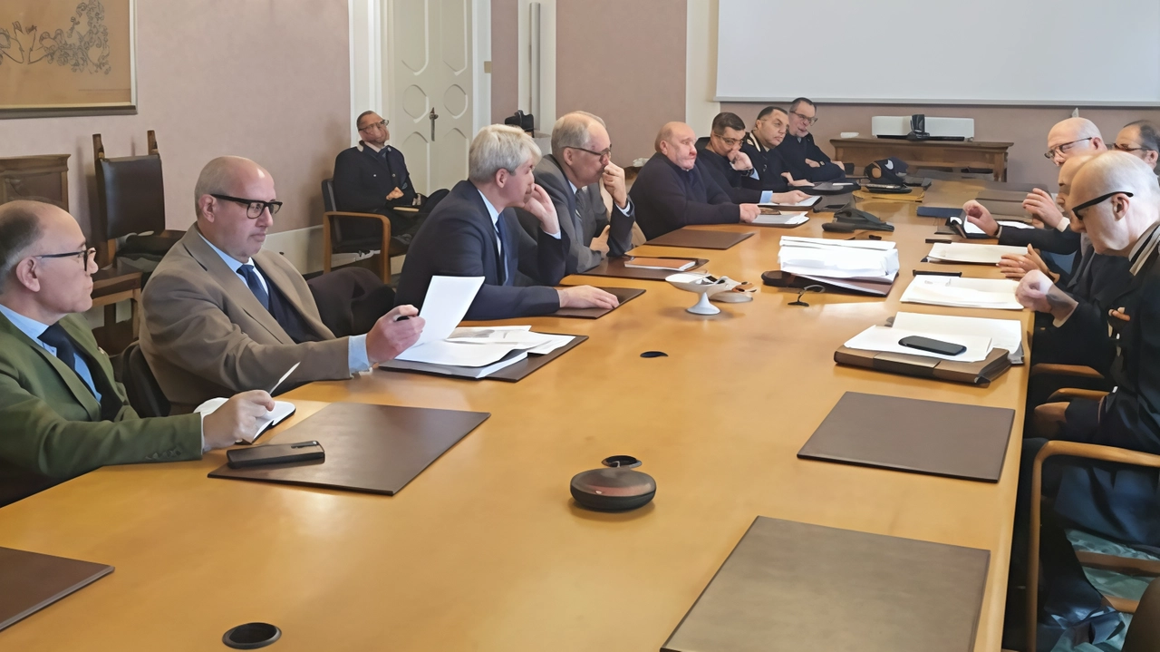 La riunione del Comitato provinciale. è stata presieduta dal prefetto Salvatore Pasquariello. Focus sugli ultimi fatti avvenuti a Busto Arsizio Varese e Saronno. La riunione del Comitato provinciale. è stata presieduta dal prefetto Salvatore Pasquariello. Focus sugli ultimi fatti avvenuti a Busto Arsizio Varese e Saronno.