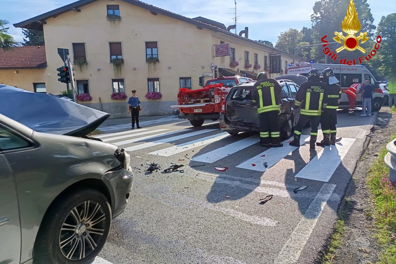 Nel pomeriggio un altro schianto a Casorate Sempione. Ennesimo intervento per i vigili del fuoco di Varese