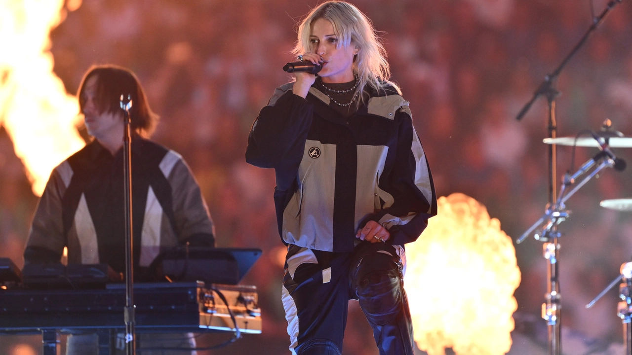 Ha superato i problemi alle corde vocali la cantante Emily Armstrong, entrata in formazione lo scorso anno in sostituzione del leggendario Chester Bennington. Nella foto i Linkin Park nell'esibizione prima della finale di Champions League a Monaco Ha superato i problemi alle corde vocali la cantante Emily Armstrong, entrata in formazione lo scorso anno in sostituzione del leggendario Chester Bennington. Nella foto i Linkin Park nell'esibizione prima della finale di Champions League a Monaco