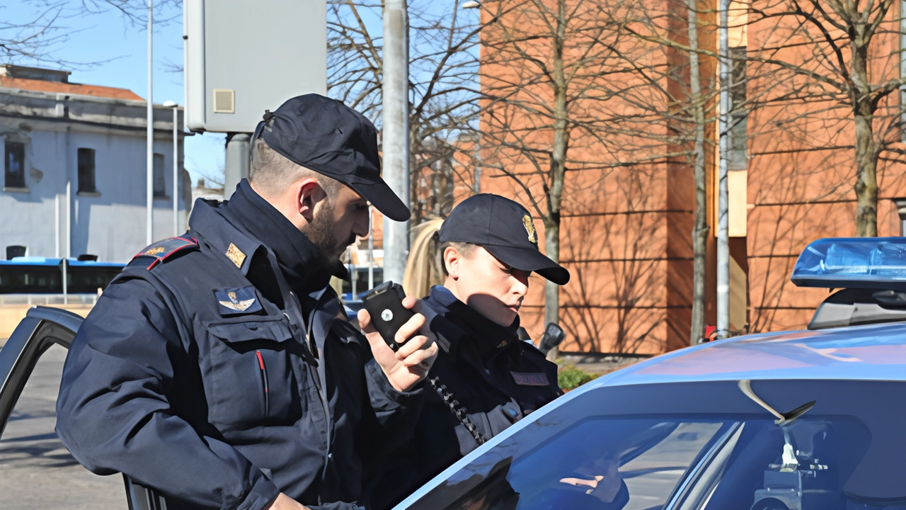 Gli agenti hanno rintracciato i tre giovani Indossavano gli stessi vestiti descritti dalla vittima e avevano il coltello e i soldi Gli agenti hanno rintracciato i tre giovani Indossavano gli stessi vestiti descritti dalla vittima e avevano il coltello e i soldi