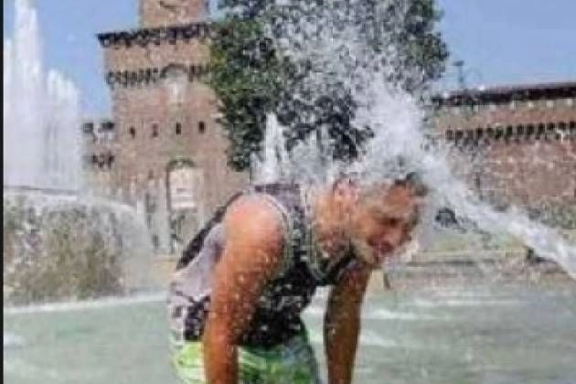Un po' di refrigerio grazie ai getti d'acqua di una fontana