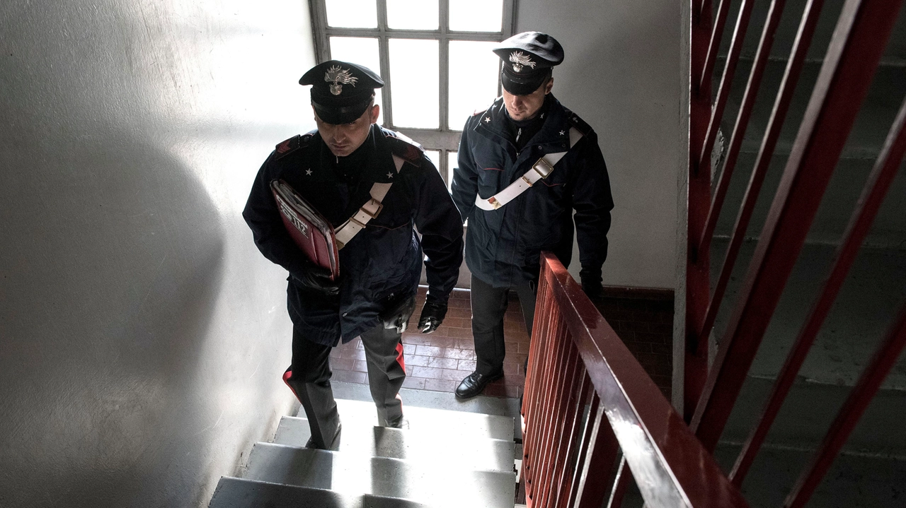 L’uomo è stato raggiunto a casa dai carabinieri L’uomo è stato raggiunto a casa dai carabinieri