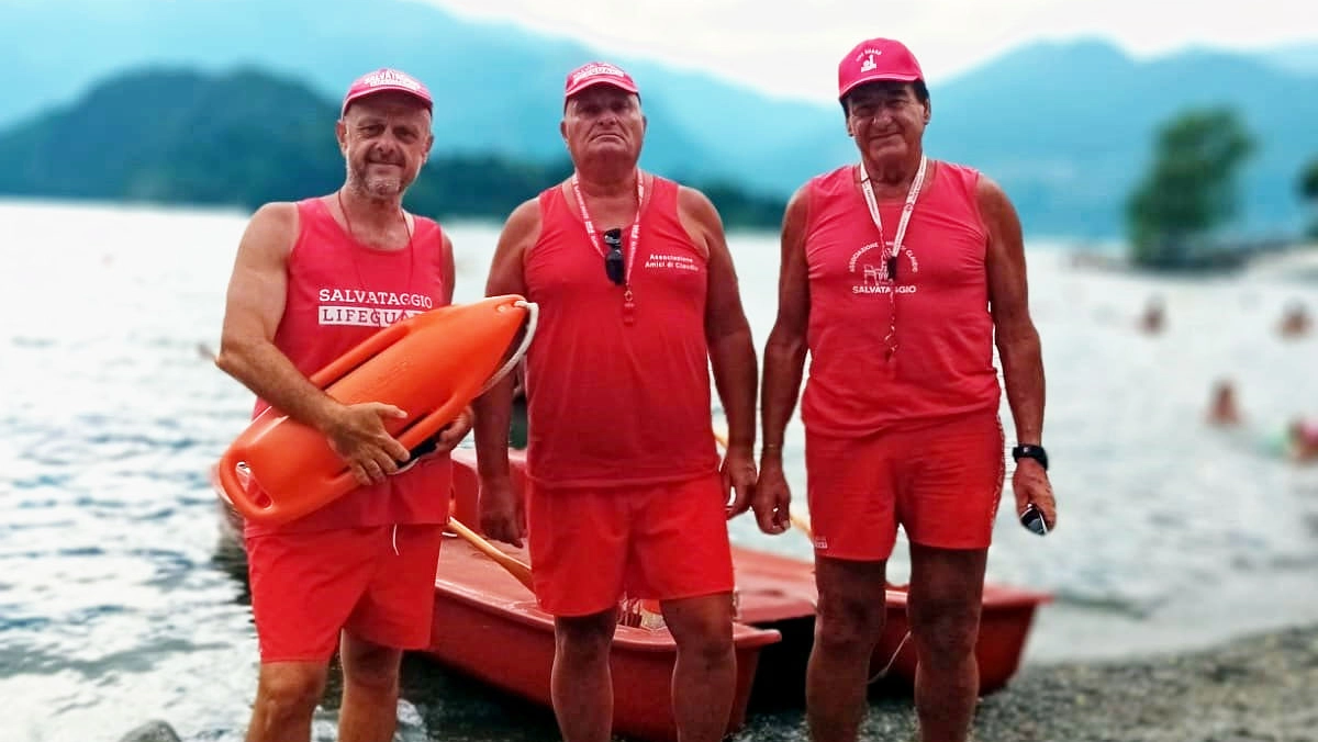 I bagnini degli “Amici di Claudio” Da sinistra il valtellinese Sandro Bettini Enzo Durante e Massimo Nirosi I bagnini degli “Amici di Claudio” Da sinistra il valtellinese Sandro Bettini Enzo Durante e Massimo Nirosi
