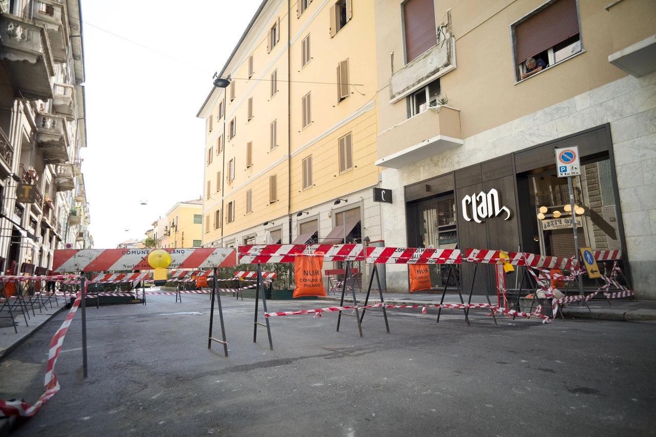 Transennata l'area sottostante al balcone crollato in via Sottocorno