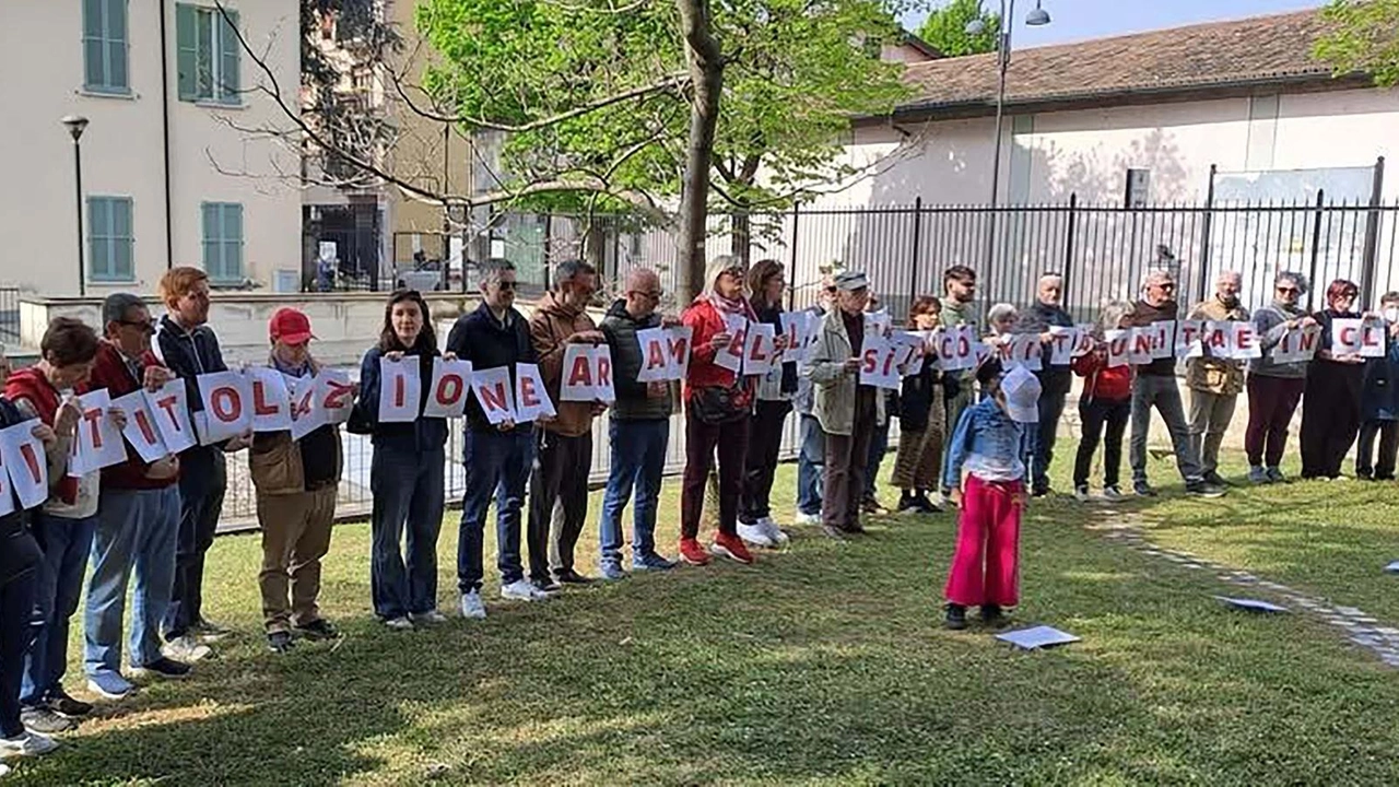 Cerimonia blindata per l’intitolazione di un parco pubblico a Ser- gio Ramelli con un massiccio dispiegamento di forze dell’ordine...