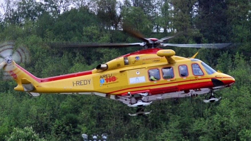 L'elisoccorso in azione per un deltaplano precipitato