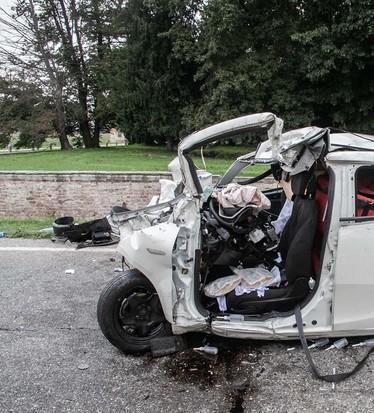 Donna muore nel frontale con un camion Donna muore nel frontale con un camion